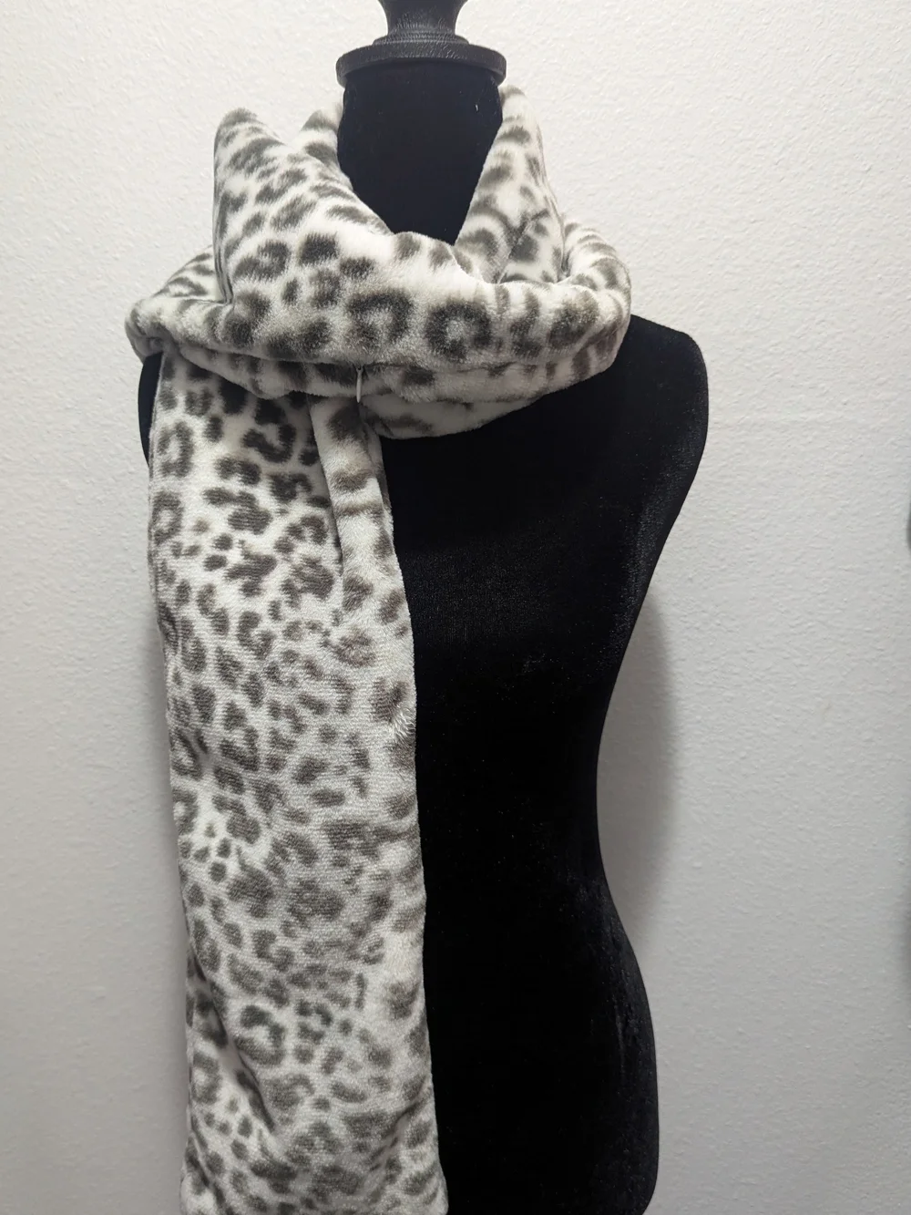 Plush Leopard Print Scarf in White and Gray
